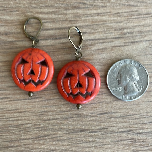 HAND CRAFTED JACK O’LANTERN EARRINGS Orange Pumpkins Antiqued Brass - Picture 6 of 12